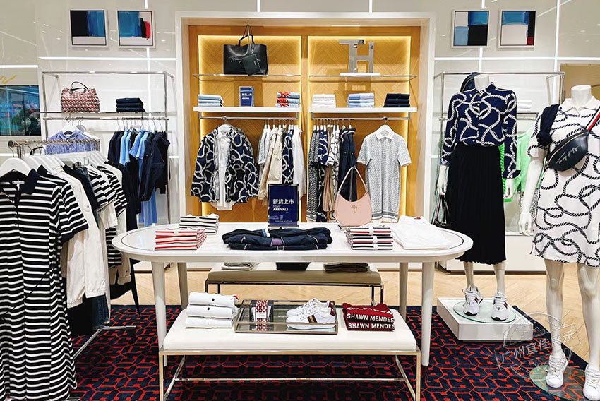 Tommy 服装展柜