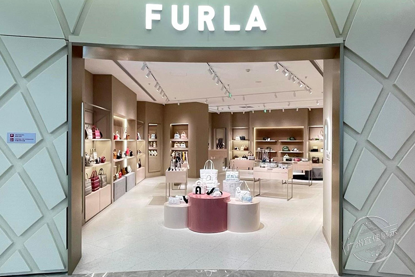 Furla 包包展柜（三亚免税店）