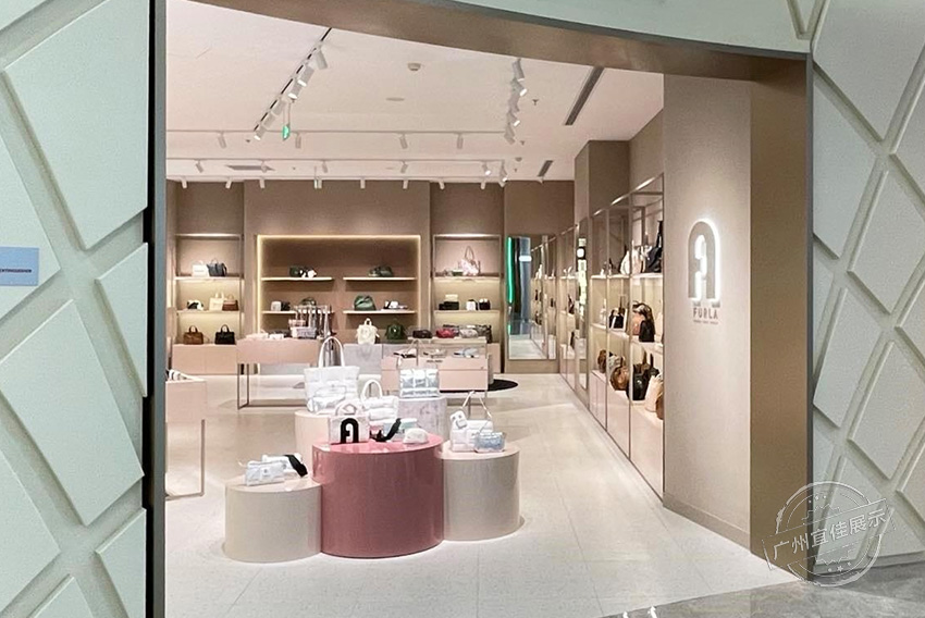 Furla 包包展柜（三亚免税店）