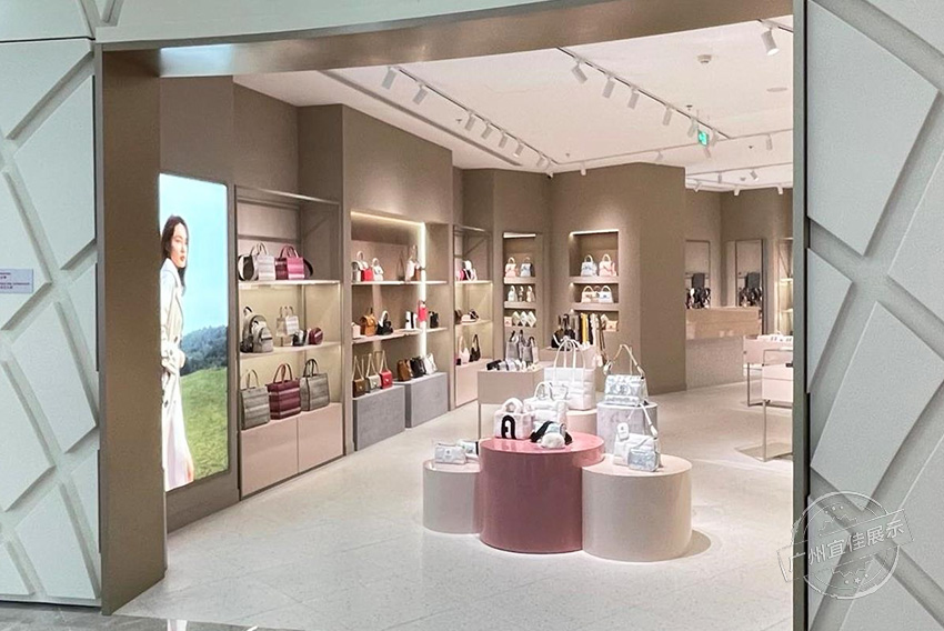 Furla 包包展柜（三亚免税店）