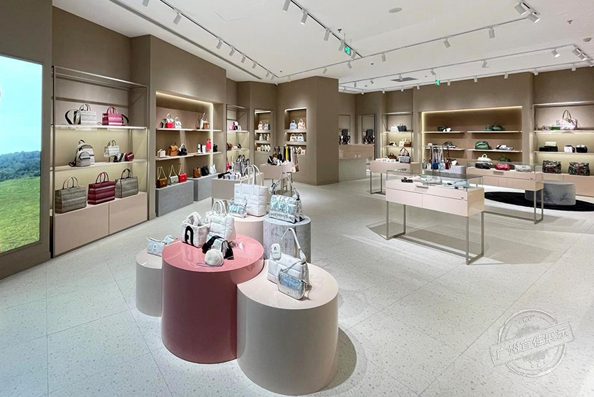Furla 包包展柜（三亚免税店）