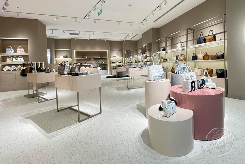 Furla 包包展柜（三亚免税店）