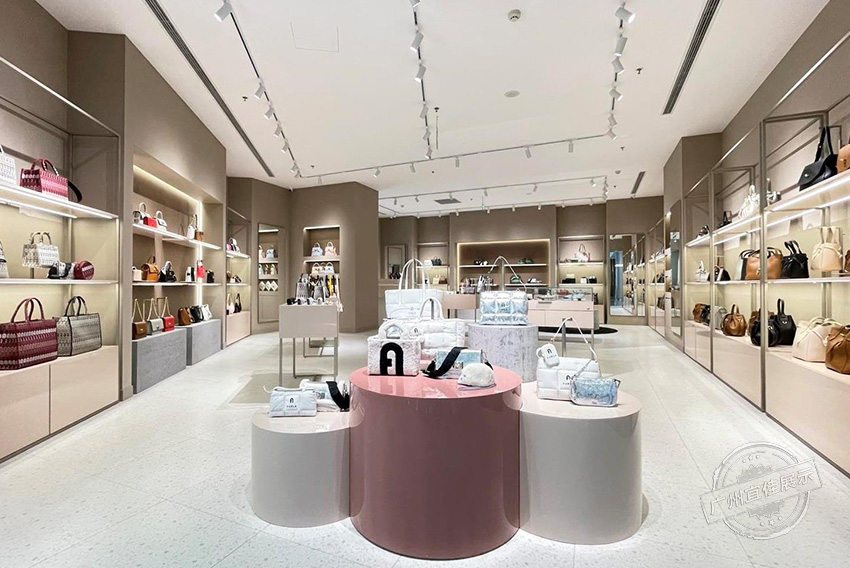 Furla 包包展柜（三亚免税店）