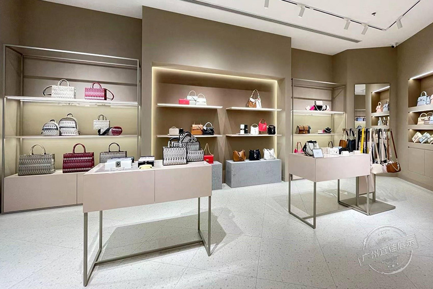Furla 包包展柜（三亚免税店）