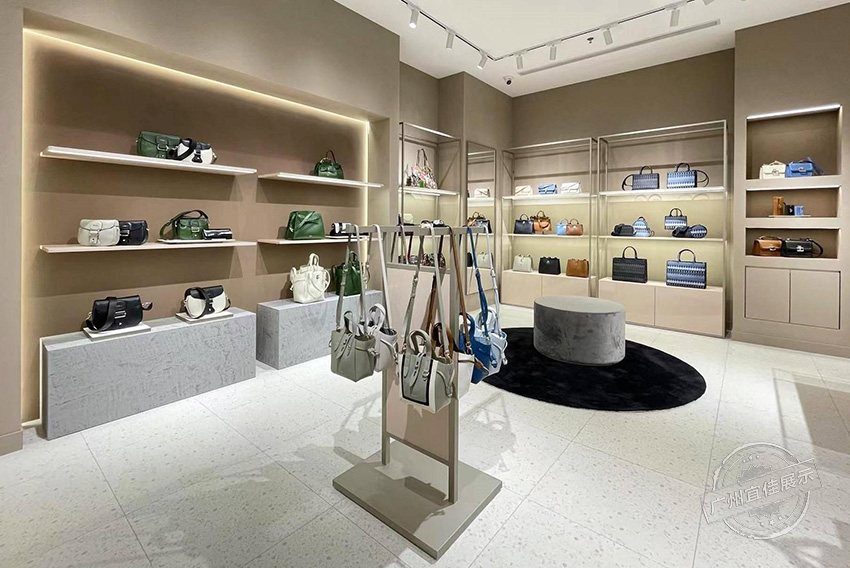 Furla 包包展柜（三亚免税店）