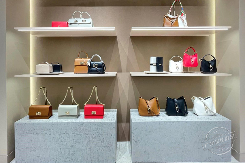 Furla 包包展柜（三亚免税店）