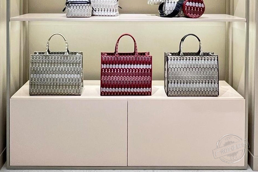 Furla 包包展柜（三亚免税店）