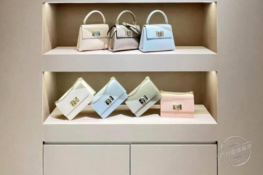 Furla 包包展柜（三亚免税店）