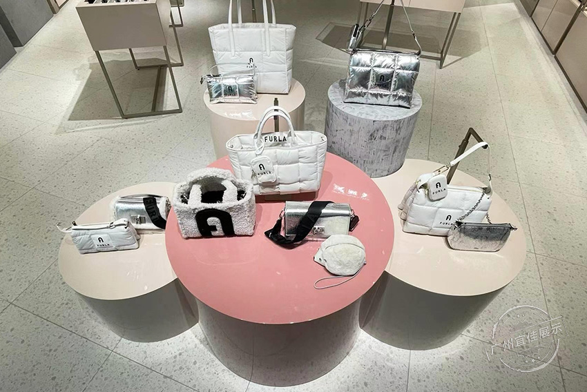 Furla 包包展柜（三亚免税店）
