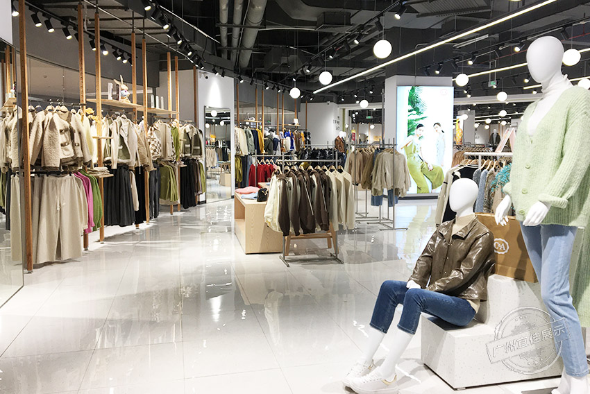 CA 服装展柜（佛山宝港奥莱专卖店）